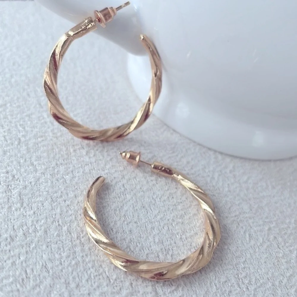 Medium twisted gold hoop